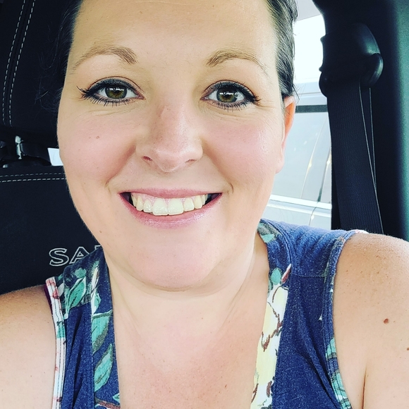 Meet your Posher, Amanda!! - Picture 2 of 4